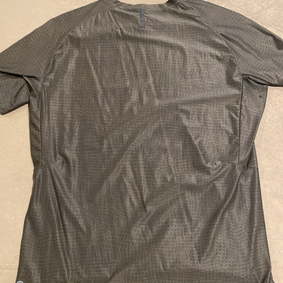 Lululemon men’s workout shirt - Picture 4 of 6